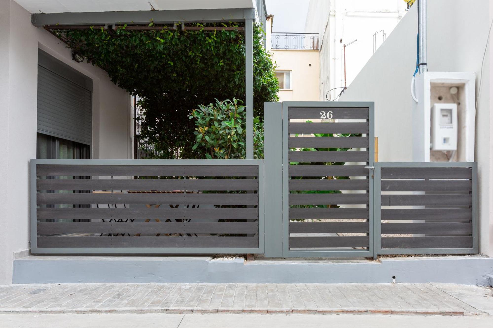 Groundfloor 2Br Apt With Smallyard Near The Heart Of Kalamata Bagian luar foto