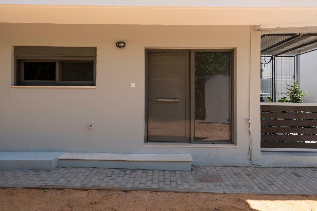 Groundfloor 2Br Apt With Smallyard Near The Heart Of Kalamata Bagian luar foto